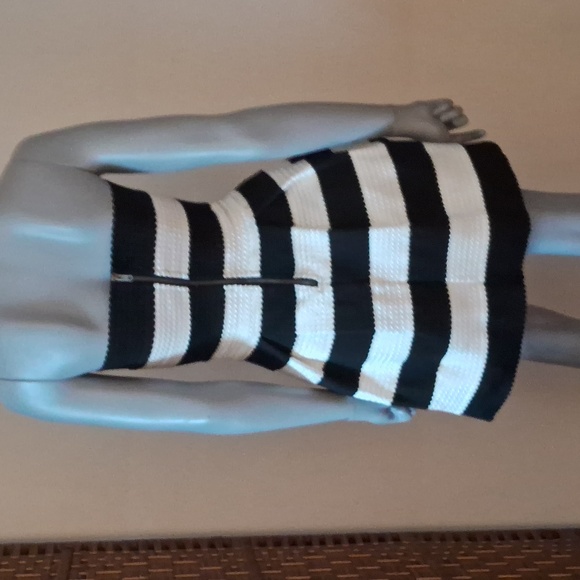 Solid Paneled Elastic Dress - Picture 4 of 4